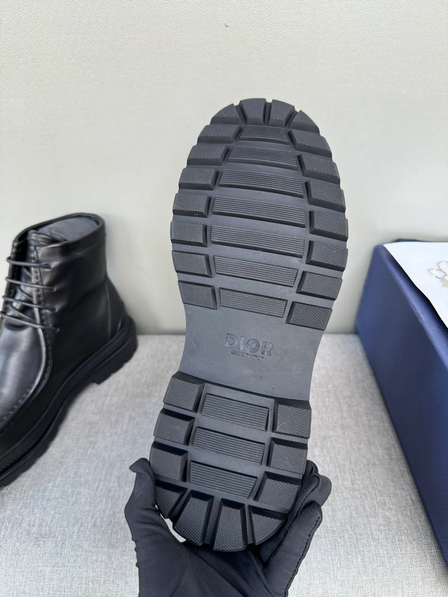 [DIOR] Top P: 1000💰 Number of yards: 39~44 (38.45 custom-made, non-refundable) Dior Dior~ Winter series, original 1:1 development Casual men's leather shoes Heavy investment, shoes and boots are made of imported cowhide + imported Dior special fabric Not easy to deform black cowhide lining Dior large hardware inlay Original TPU vacuum outsole, black cowhide Black open edge beads Military green suede Black suede Khaki suede leather is crafted by a large factory, and the perfect product is only prepared for you who know your taste! Any comparisons are welcome.